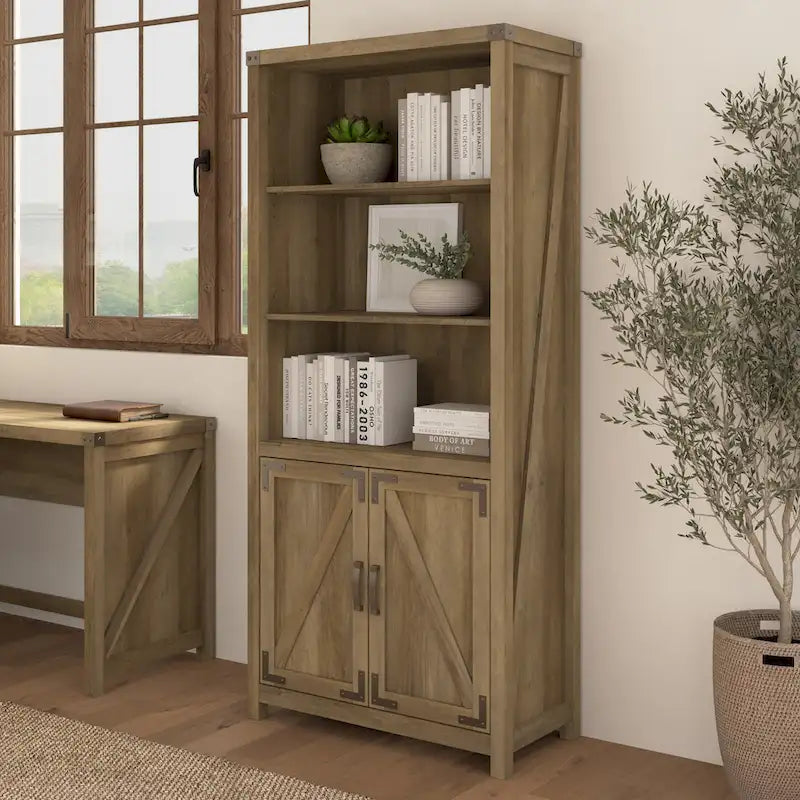 Étagère à cinq niveaux avec portes
