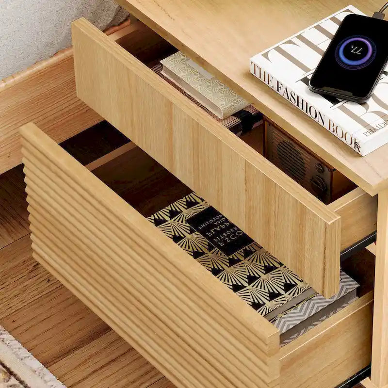 Table de chevet de style moderne avec station de recharge et texture rainurée — Table d'appoint à deux tiroirs