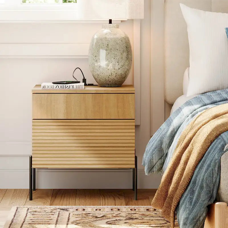 Table de chevet de style moderne avec station de recharge et texture rainurée — Table d'appoint à deux tiroirs