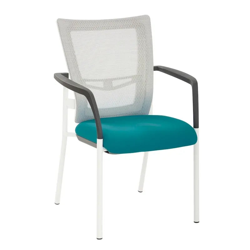 Fauteuil visiteur avec dossier en maille, assise et accoudoirs rembourrés en tissu noir, et piétement finition blanc.