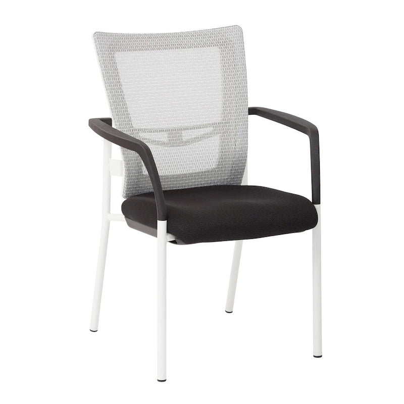 Fauteuil visiteur avec dossier en maille, assise et accoudoirs rembourrés en tissu noir, et piétement finition blanc.