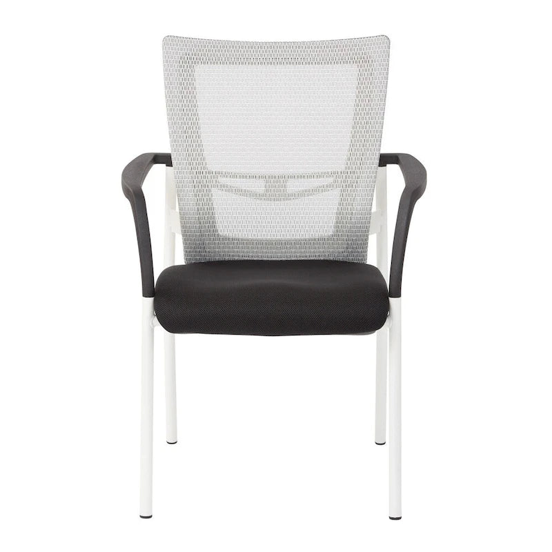 Fauteuil visiteur avec dossier en maille, assise et accoudoirs rembourrés en tissu noir, et piétement finition blanc.