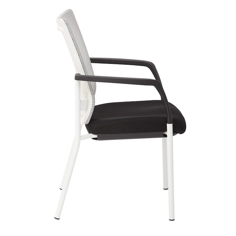 Fauteuil visiteur avec dossier en maille, assise et accoudoirs rembourrés en tissu noir, et piétement finition blanc.