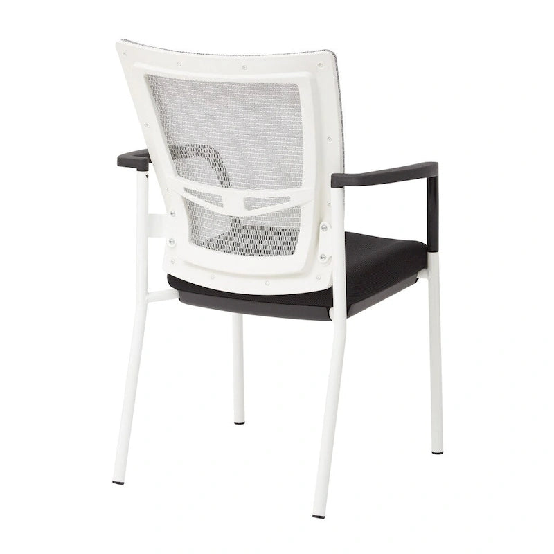 Fauteuil visiteur avec dossier en maille, assise et accoudoirs rembourrés en tissu noir, et piétement finition blanc.