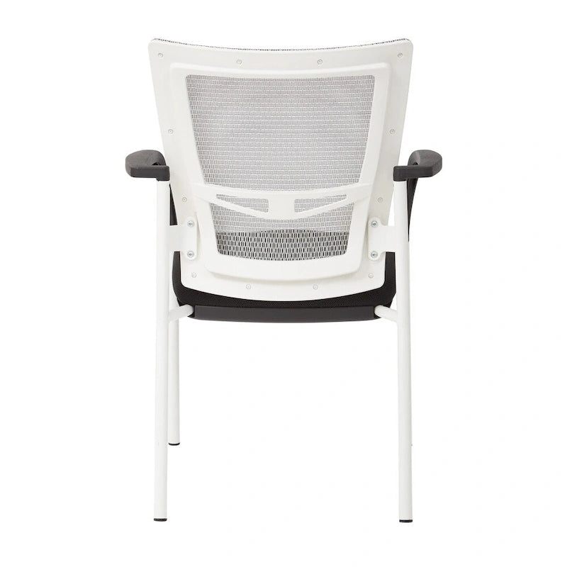 Fauteuil visiteur avec dossier en maille, assise et accoudoirs rembourrés en tissu noir, et piétement finition blanc.