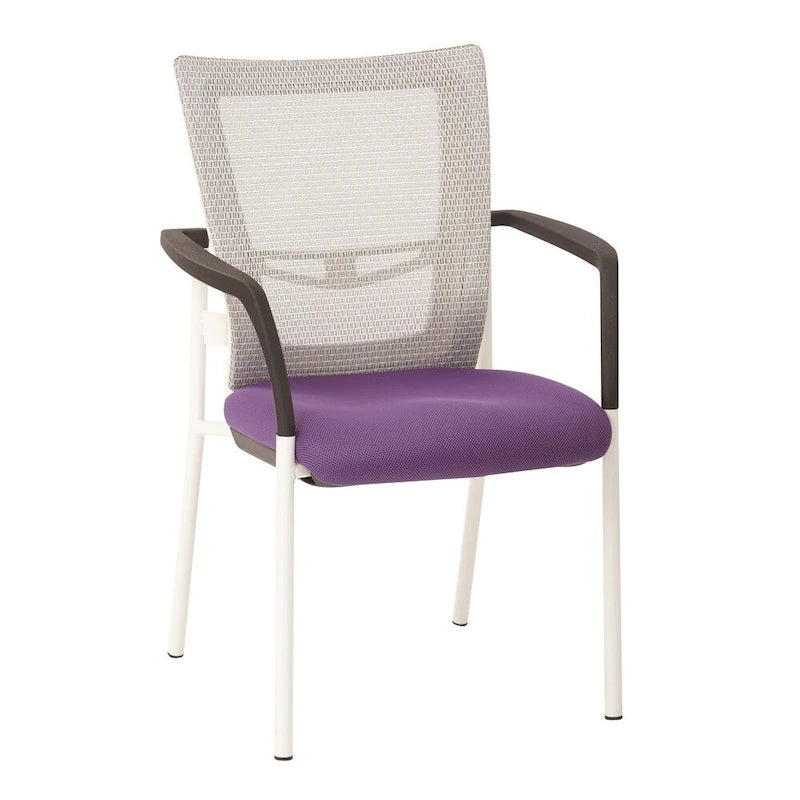 Fauteuil visiteur avec dossier en maille, assise et accoudoirs rembourrés en tissu noir, et piétement finition blanc.