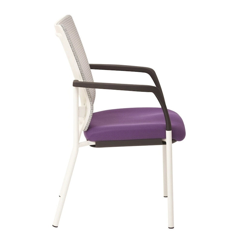 Fauteuil visiteur avec dossier en maille, assise et accoudoirs rembourrés en tissu noir, et piétement finition blanc.