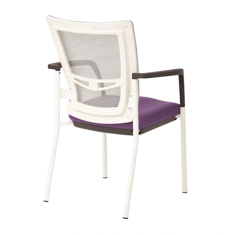 Fauteuil visiteur avec dossier en maille, assise et accoudoirs rembourrés en tissu noir, et piétement finition blanc.
