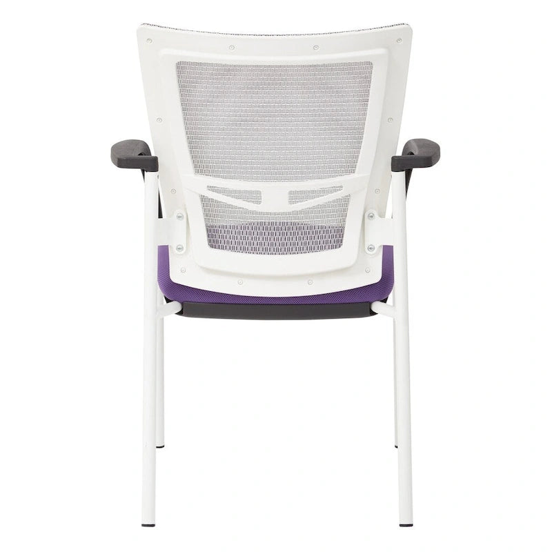 Fauteuil visiteur avec dossier en maille, assise et accoudoirs rembourrés en tissu noir, et piétement finition blanc.