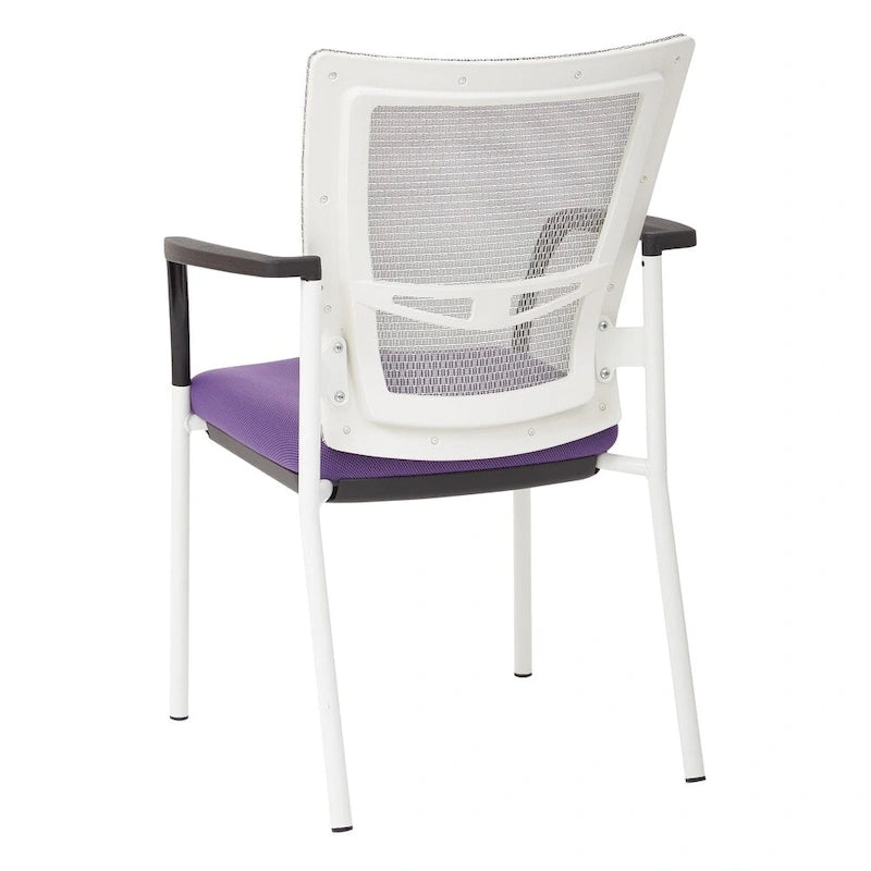 Fauteuil visiteur avec dossier en maille, assise et accoudoirs rembourrés en tissu noir, et piétement finition blanc.