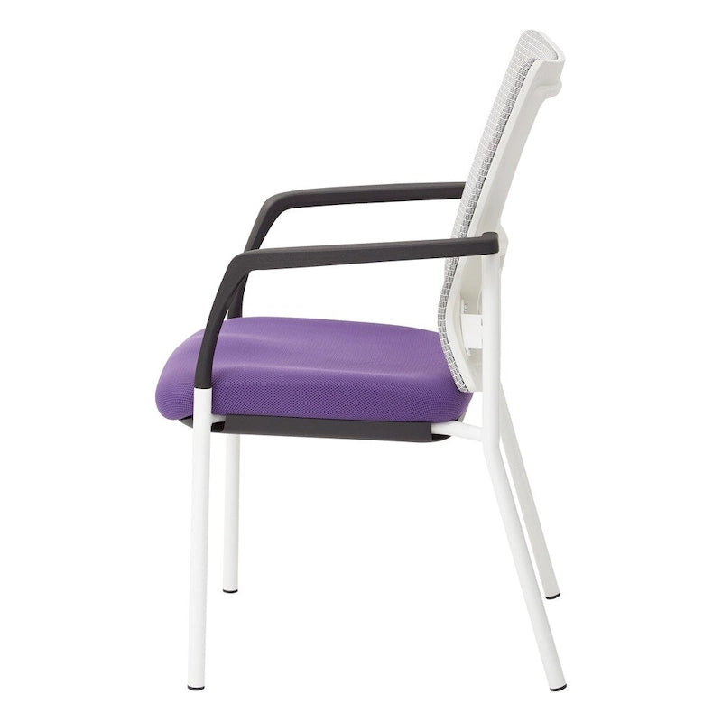Fauteuil visiteur avec dossier en maille, assise et accoudoirs rembourrés en tissu noir, et piétement finition blanc.
