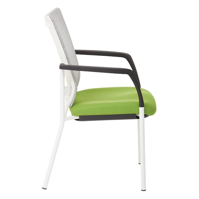 Fauteuil visiteur avec dossier en maille, assise et accoudoirs rembourrés en tissu noir, et piétement finition blanc.