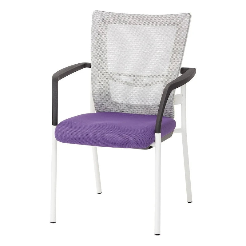Fauteuil visiteur avec dossier en maille, assise et accoudoirs rembourrés en tissu noir, et piétement finition blanc.