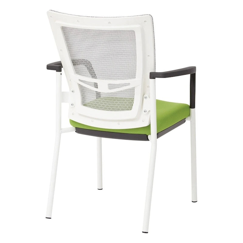 Fauteuil visiteur avec dossier en maille, assise et accoudoirs rembourrés en tissu noir, et piétement finition blanc.