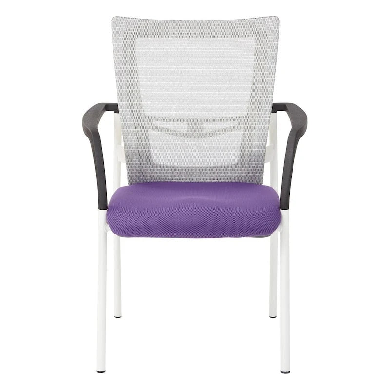 Fauteuil visiteur avec dossier en maille, assise et accoudoirs rembourrés en tissu noir, et piétement finition blanc.