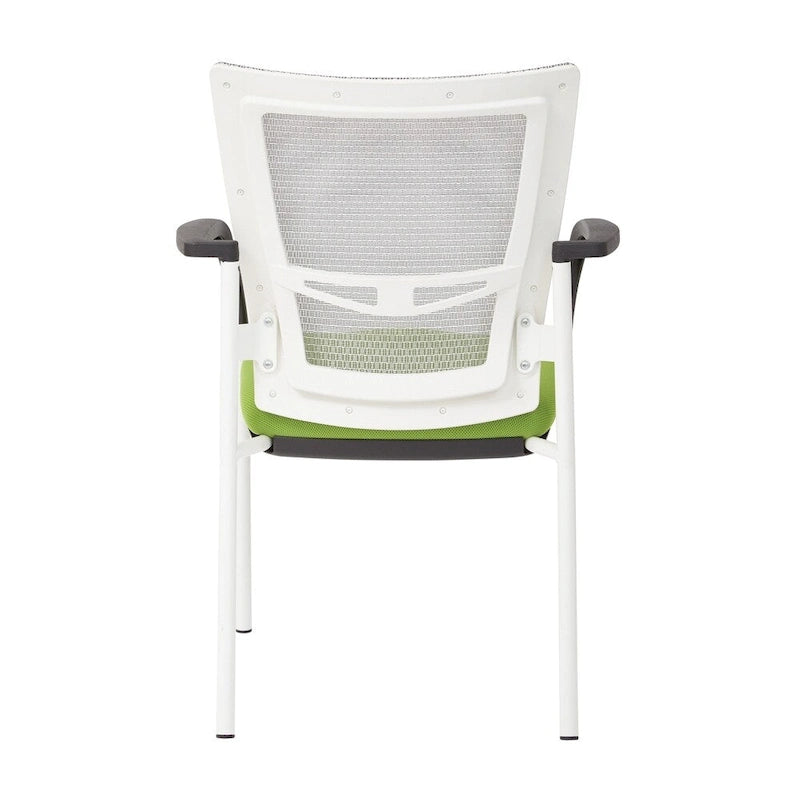 Fauteuil visiteur avec dossier en maille, assise et accoudoirs rembourrés en tissu noir, et piétement finition blanc.