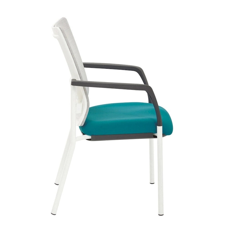 Fauteuil visiteur avec dossier en maille, assise et accoudoirs rembourrés en tissu noir, et piétement finition blanc.