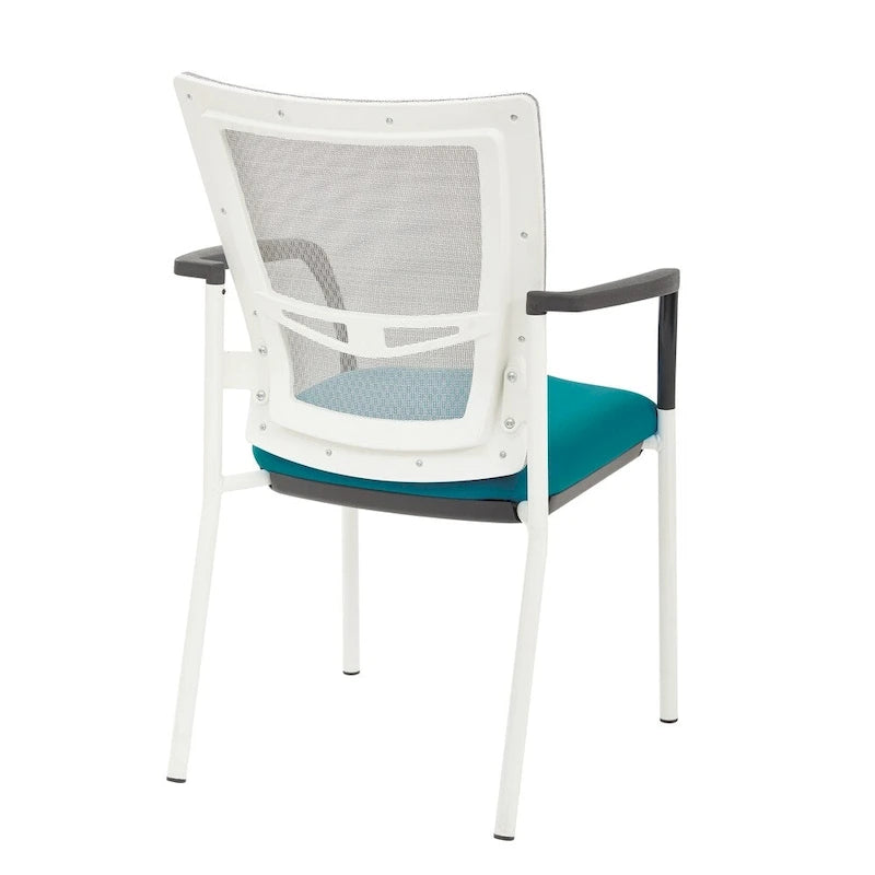 Fauteuil visiteur avec dossier en maille, assise et accoudoirs rembourrés en tissu noir, et piétement finition blanc.