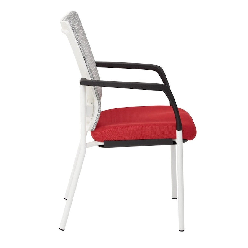 Fauteuil visiteur avec dossier en maille, assise et accoudoirs rembourrés en tissu noir, et piétement finition blanc.