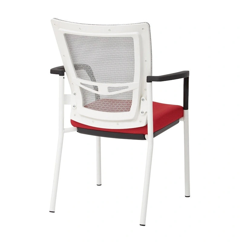 Fauteuil visiteur avec dossier en maille, assise et accoudoirs rembourrés en tissu noir, et piétement finition blanc.